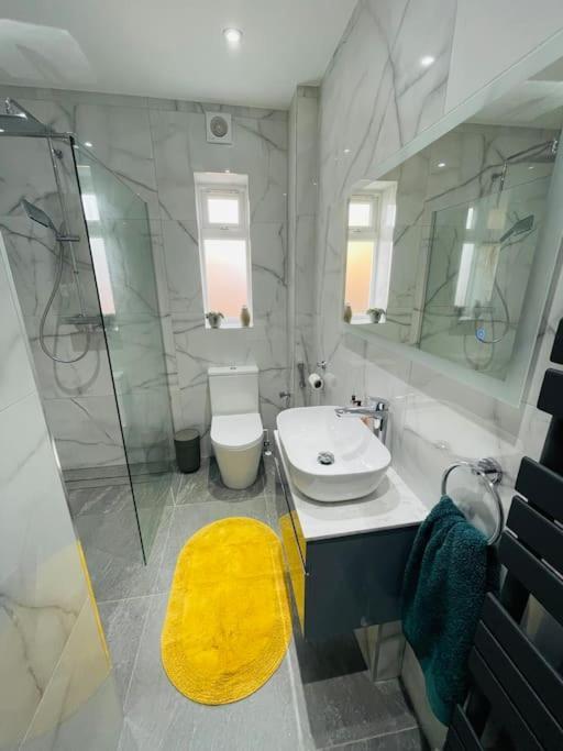 In A Beautiful House With Free On St Parking Brighton