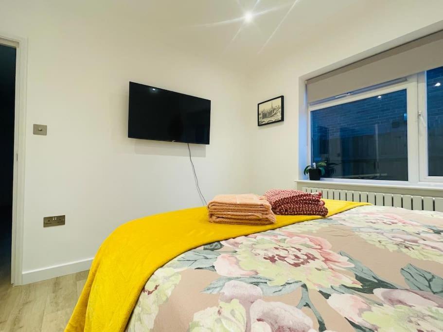 In A Beautiful House With Free On St Parking *