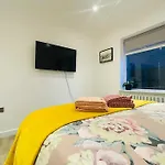 Rooms In A Beautiful House With Free On St Parking